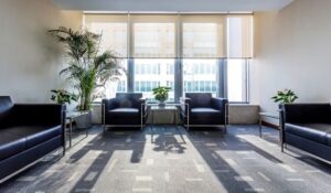 تأثیر مبلمان اداری بر جذب مشتریان نقش حیاتی در شکل‌گیری اولین برداشت‌ها از شرکت‌ها دارد. مبلمان و دکوراسیون داخلی نه‌تنها بر راحتی و بهره‌وری کارکنان تأثیر می‌گذارند، بلکه بر نحوه درک مشتریان از برند و حرفه‌ای بودن سازمان نیز مؤثرند. در این مقاله، به بررسی عمیق این موضوع می‌پردازیم و نشان می‌دهیم چگونه انتخاب مناسب مبلمان و طراحی داخلی می‌تواند به جذب و حفظ مشتریان کمک کند.