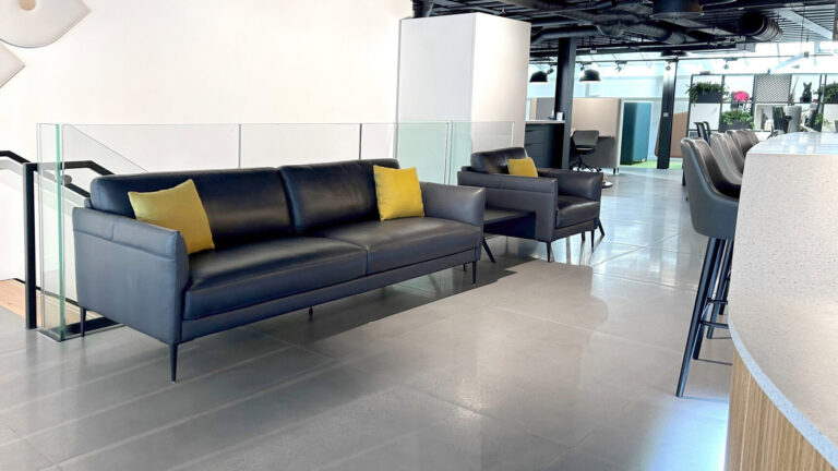 راهنمای کامل انتخاب بهترین مواد سازنده مبلمان اداری برای دوام، زیبایی و راحتی